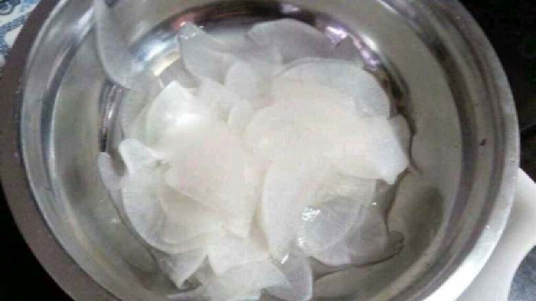 自创【酸萝卜花】,萝卜腌出了好多水,把水倒掉。