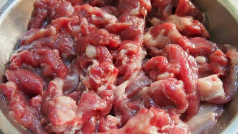XO酱面肉炒鸡腿菇,面肉切成肉片,盐,糖,生粉,油捞味