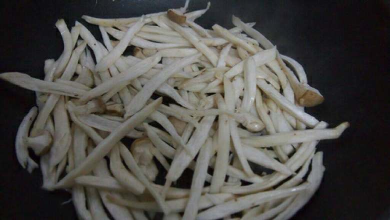 XO酱面肉炒鸡腿菇,热锅放油和肉,煎至五成熟,捞起备用,再把鸡腿菇放进锅里炒,不用放水,菇遇热后会有水出,直至菇软身后,把肉放进去一起炒,放少许鸡精调味