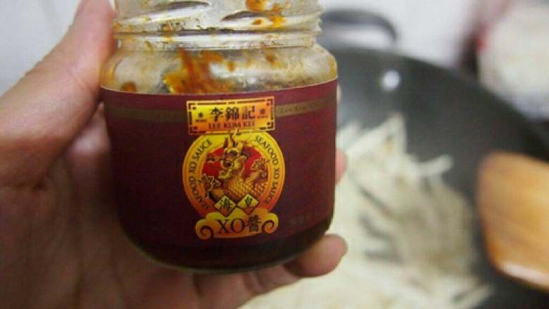XO酱面肉炒鸡腿菇,上碟前放少许XO酱,上碟!