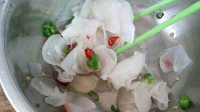 自创【酸萝卜花】,搅拌均匀,不忙吃的话就放进冰箱放一个晚上第二天吃最好。