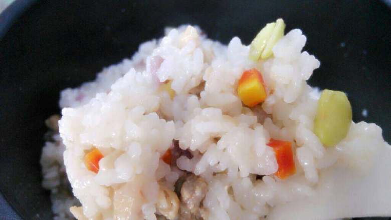 鸡肉彩蔬焖饭,盖好电饭煲,按煮饭键。
煮好后关掉电源焖十分钟打开~