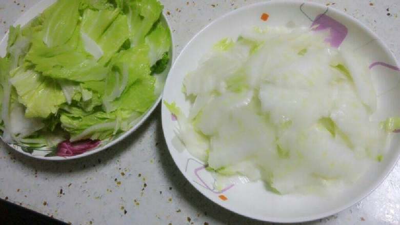 醋溜白菜,菜叶撕成块,菜根用刀片成斜薄片。
