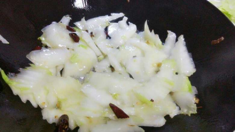 醋溜白菜,锅里加油烧热后放入辣椒花椒大葱炒香,倒入白菜根部翻炒至断生~