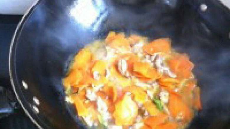 胡萝卜片炒肉丝,在把胡萝卜倒进去。