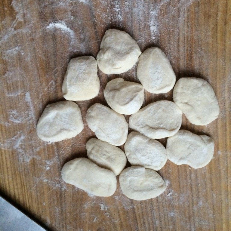 冰花牛肉马蹄水煎饺,如图将面粉和小苏打拌匀后,加入合适的水和面,和稍微软点儿,醒发半个小时,将醒好的面团,揉匀,切成大小均匀的小剂子,擀成中间厚两边薄的面皮