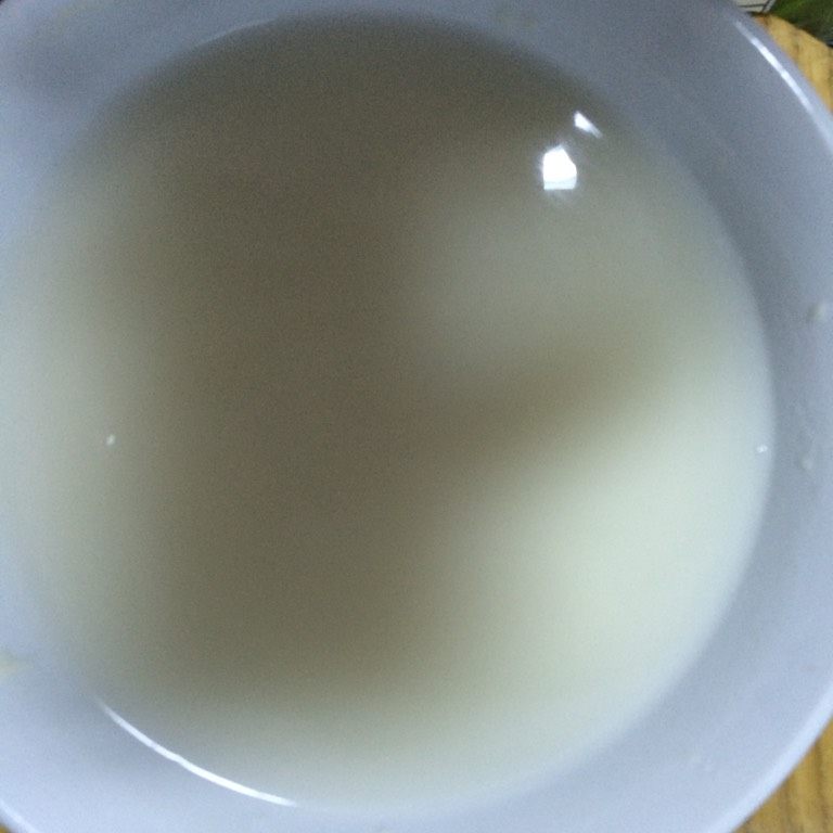 冰花牛肉马蹄水煎饺,如图将约30克的面粉,用100毫升水稀释,搅匀不要留有面疙瘩