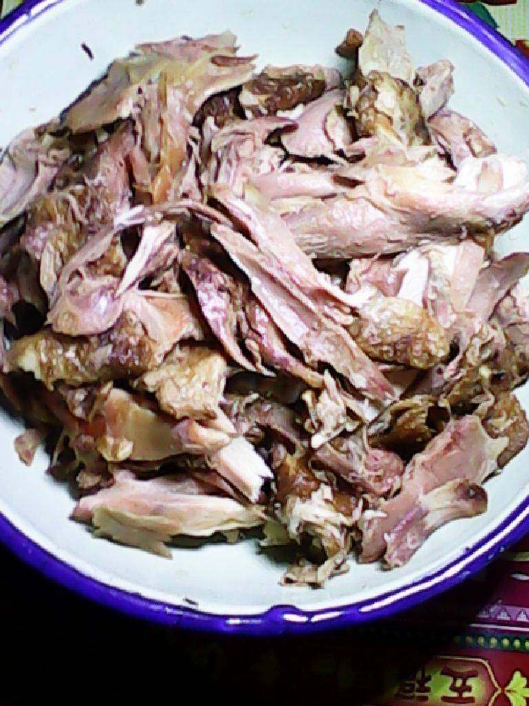 凉拌鸡肉,先把<a style='color:red;display:inline-block;' href='/shicai/ 94'>鸡肉</a>撕开