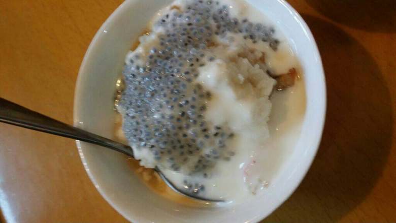 水果餐,先把<a style='color:red;display:inline-block;' href='/shicai/ 5248'>甜酒</a>舀入一个碗里，再放入切好的水果丁，倒入酸奶，最后撒上一些<a style='color:red;display:inline-block;' href='/shicai/ 3614'>蜜豆</a>和罗勒籽。