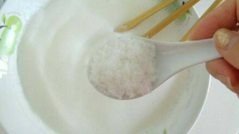 电饭锅蛋糕,继续打继续打继续打,有点稠时再放一勺糖,继续打