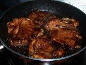 日式照烧鸡腿,把腌好的鸡腿肉,皮朝下放入锅中。 煎至一面结痂后翻面,再煎另一面。
