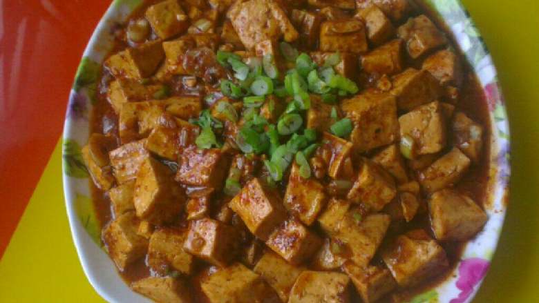 东北家常麻辣豆腐,最后再将调好的淀粉倒入锅中轻轻炒匀盛盘即可!