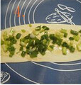 葱抓饼,撒上葱花和盐;(葱油饼做法)