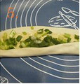 葱抓饼,慢慢将面皮卷起;(葱油饼做法)