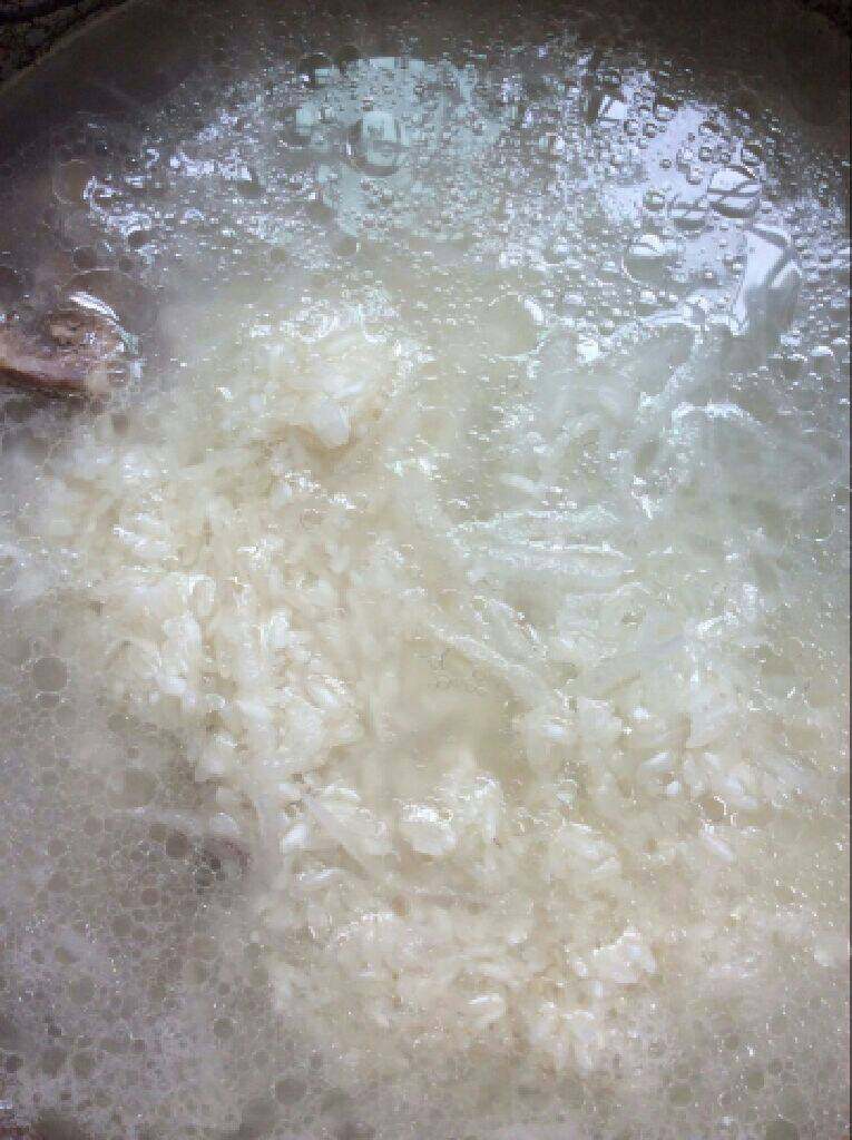 萝卜筒骨粥,等猪筒骨好了排掉气以后放入萝卜丝和大米,跟平时煮粥一样煮熟就可以了