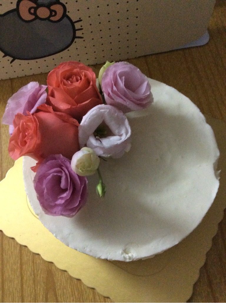 冻芝士蛋糕8寸(免烤),2个小时后就可以脱模,脱模的时候用热毛巾在模具的边上热敷一分钟左右就很容易的把模具除掉了