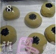 红豆面包,将按上黑芝麻的面包,放入200度预热的烤箱里,180度中层烤18-20分钟,即可;
