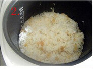 腊味糯米饭蟹煲,<a style='color:red;display:inline-block;' href='/shicai/ 498'>糯米</a>与<a style='color:red;display:inline-block;' href='/shicai/ 492'>大米</a>洗净，加水放入电饭煲里，加一点盐，煮熟；（水要比平常煮<a style='color:red;display:inline-block;' href='/shicai/ 492'>大米</a>饭少一点）