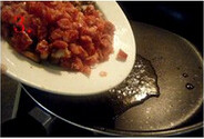 腊味糯米饭蟹煲,热锅下油，先把腊肉和腊肠放入轻炒爆香；