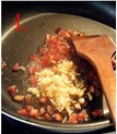 腊味糯米饭蟹煲,然后加入虾米翻炒均匀；