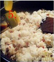 腊味糯米饭蟹煲,将煮好的糯米饭倒入锅里，炒散炒香，加点酱油上颜色，炒均匀；