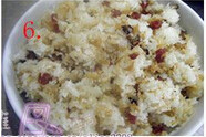 腊味糯米饭蟹煲,最后洒一点<a style='color:red;display:inline-block;' href='/shicai/ 718'>料酒</a>，炒均匀，放入砂煲里，备用。