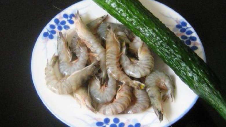 黄瓜虾仁,准备好食材。