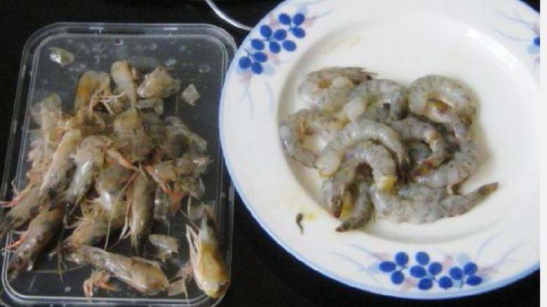 黄瓜虾仁,海<a style='color:red;display:inline-block;' href='/shicai/ 300'>虾</a>去壳，去头，挑去沙线。