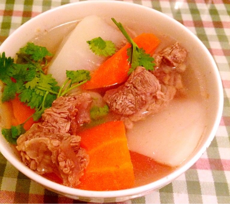 萝卜牛腩汤,将泡过血水的<a style='color:red;display:inline-block;' href='/shicai/ 218'>牛腩</a>切块，放入开水里焯好。