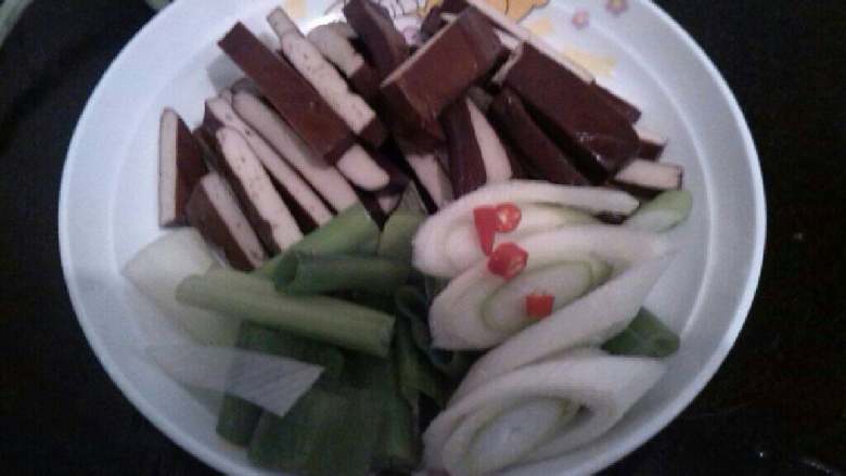 ≈大葱炒香干≈,把食材准备好