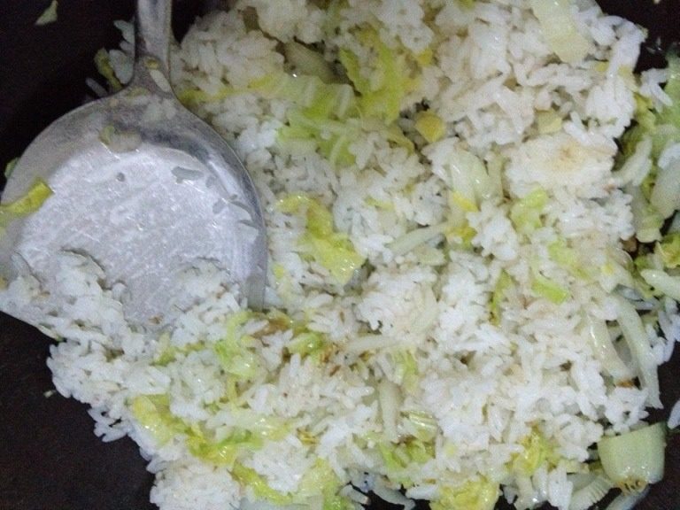 大白菜广味肠炒饭,如图加饭