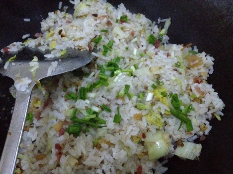 大白菜广味肠炒饭,如图加切丁的广味肠炒一下加葱就好了