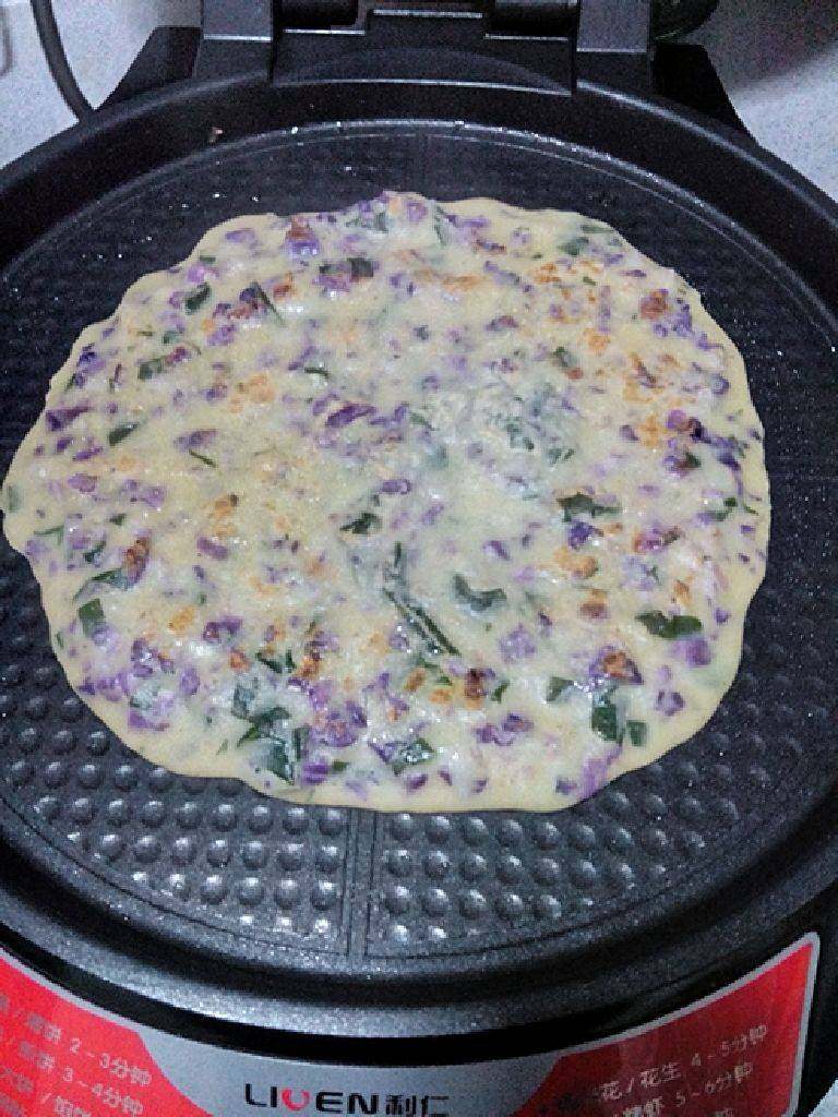 紫甘蓝海带鸡蛋饼,煎至两面金黄即可出锅。