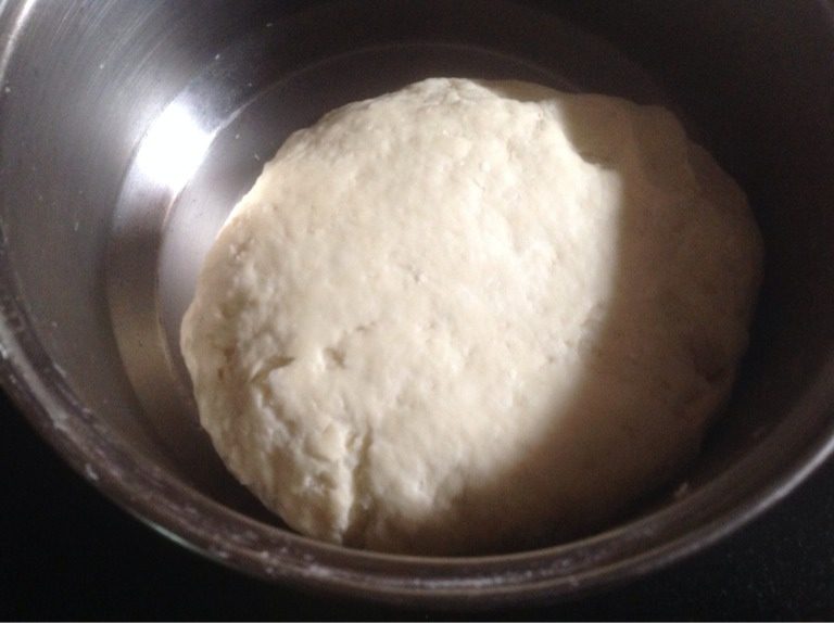 小清新-豆角馅饺子,面团用冷水揉好,醒半小时。
