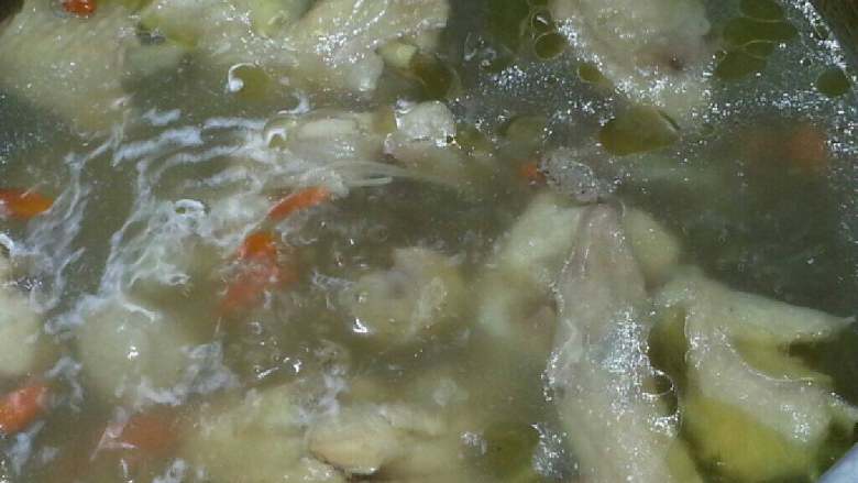 芋片鸡汤,将以上所有材料洗干净倒在锅里加适量水加盖大火煮开、除了芋头片与盐不要放。煮开后转中火煲至1个钟左右