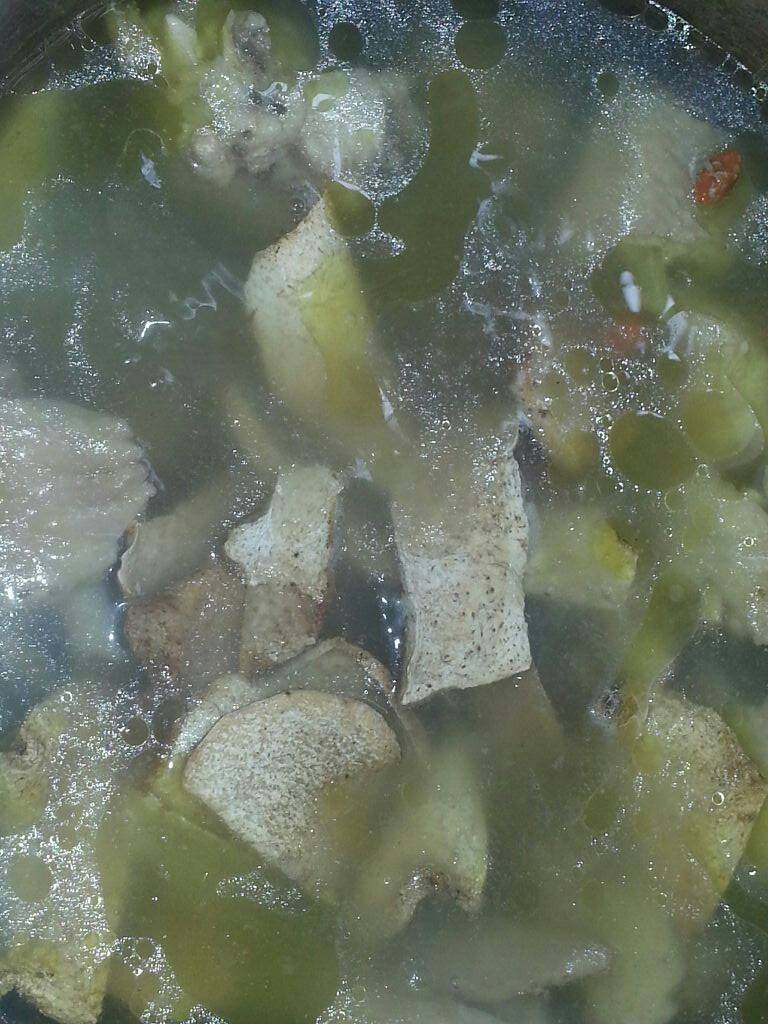 芋片鸡汤,1个钟后打开盖放入芋片再次大火煮开后转中火继续煲半小时多即可