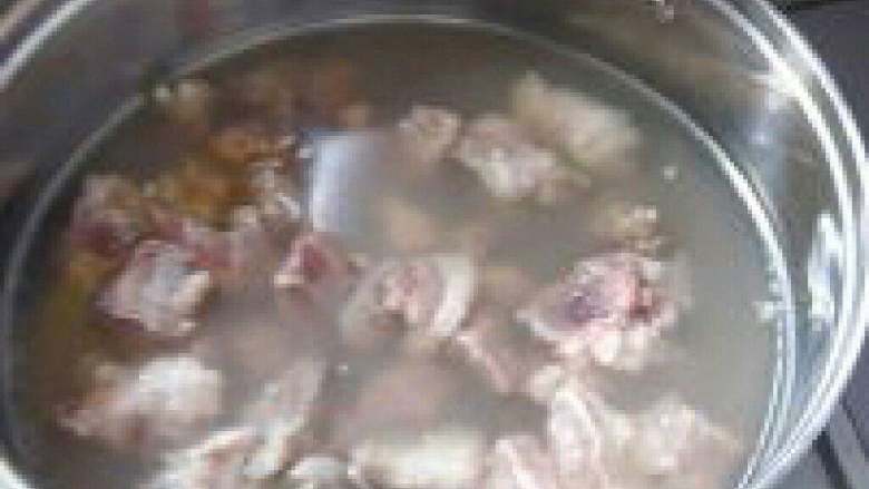 白萝卜煲牛肉汤,锅里烧水开后把牛肉放进去焯一下水,捞出来。