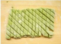 翡翠棋子面,竖切成宽面条，然后在以同等宽度斜切成棱形块。