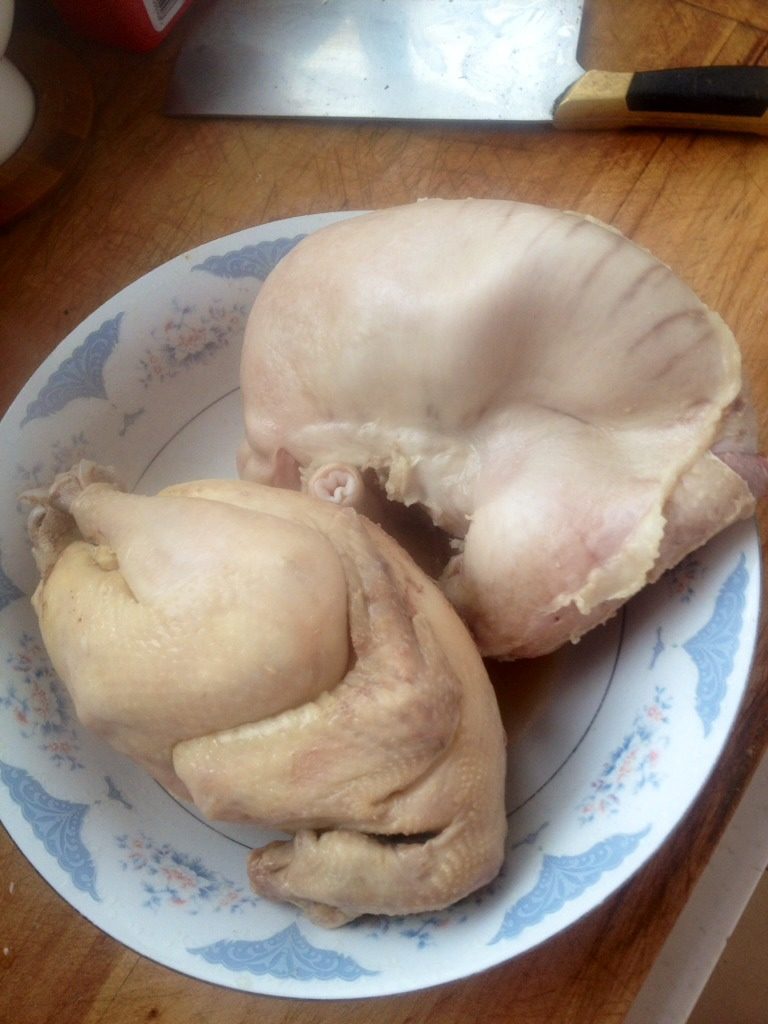肚包鸡,90分钟后捞出切件,记着鸡肚里佐料丢了不要罗。。