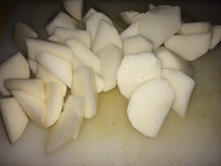 萝卜骨头汤,萝卜切块备用