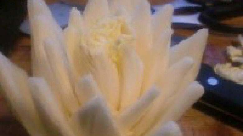 【莲花白菜包】白菜的三种形态,3. 切下来的白菜根每片叶子修剪成 近似三角形的花瓣,洗净 这就做成 了白菜的第一种形态:莲花。