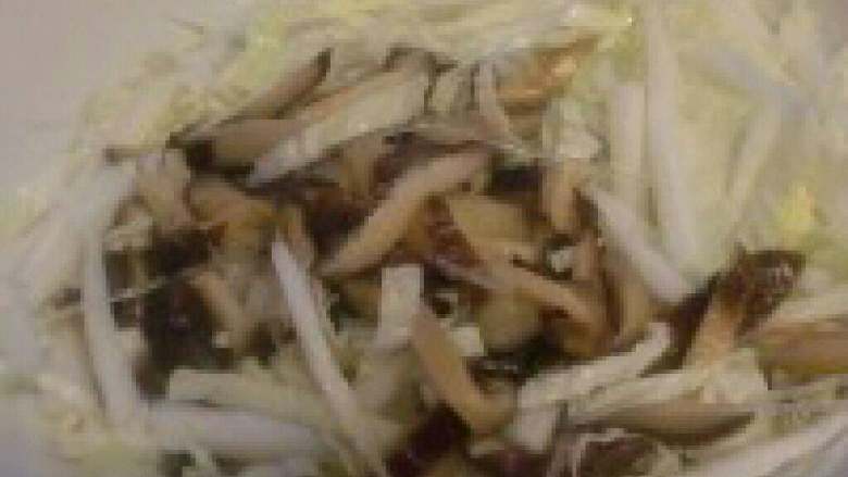 【莲花白菜包】白菜的三种形态,9. 把切好的火腿,粉丝,白菜和香菇混合均匀。取一些摆在泡软的白菜叶子上。