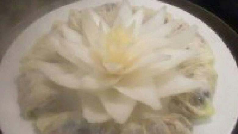 【莲花白菜包】白菜的三种形态,放入蒸锅里蒸10多分钟就差不多了,好了就拿出来。