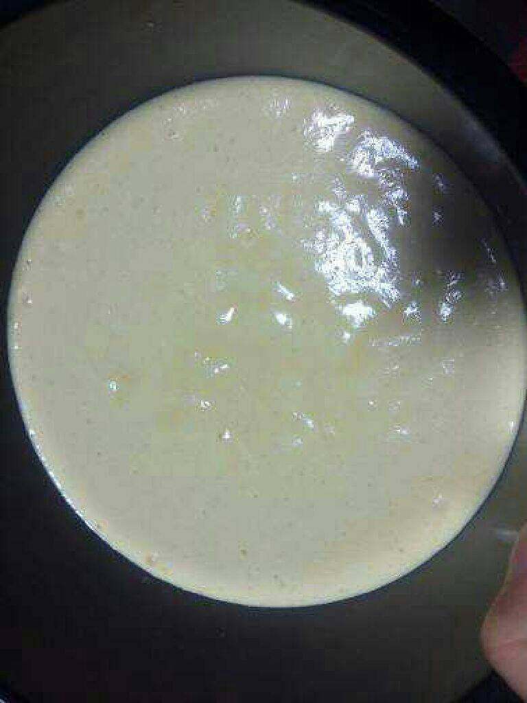 (电饭锅)松软蛋糕,电饭锅抹一层油,倒入蛋糕糊