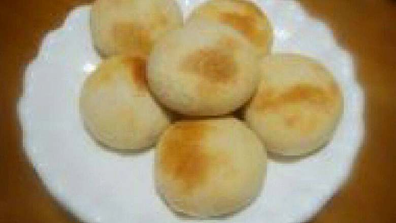 白萝卜馅煎饼,放在盘子里,现在吃很翠。