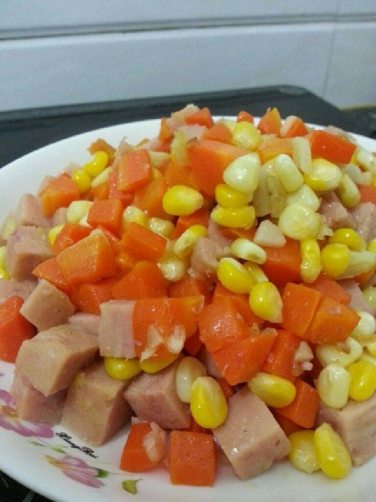 胡萝卜炒火腿和玉米