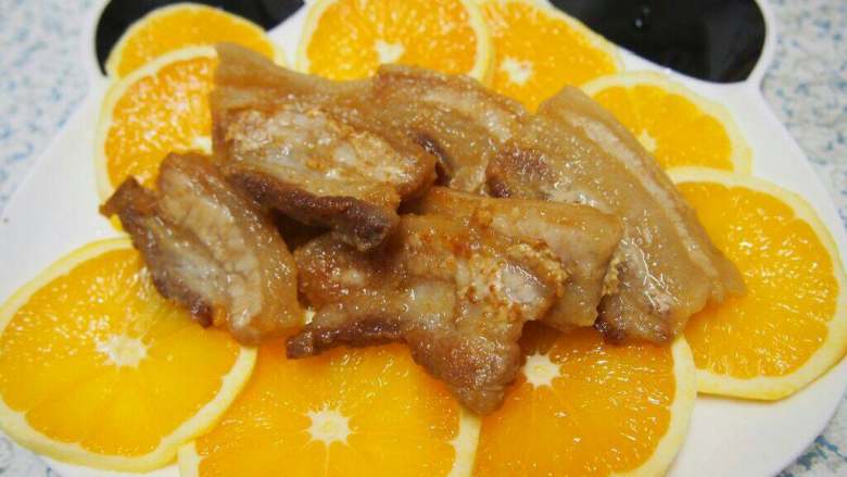 香橙五花肉,五花肉煎至金黄色