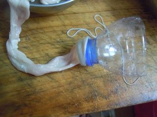 ❤️双钱蛋菇❤️,.把小肠的一头绑起来,把矿泉水的一头减掉留1/3倒入蛋液扎好另一头。
