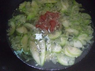 ❤️双钱蛋菇❤️,倒入高汤,待高汤开了倒入丝瓜和肉片。