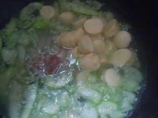 ❤️双钱蛋菇❤️,待肉片变色,倒入蛋茹。